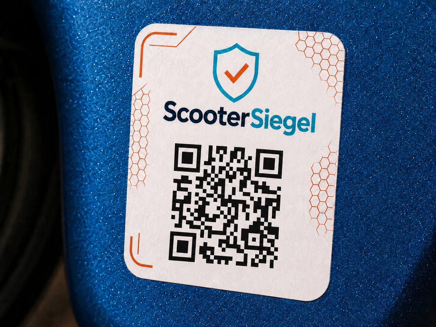ScooterSiegel-Aufkleber auf dem blauen Trittbrett eines E-Scooters, aus der Nähe: Wortmarke, Schild-Symbol und QR-Code auf heller Sicherheitsfolie